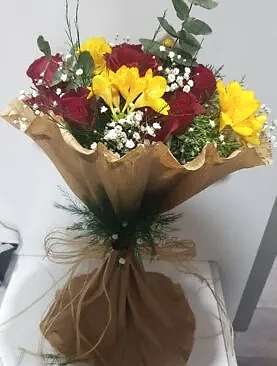 7 kırmızı gül ve frezya buket