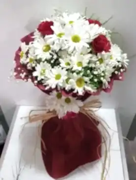 beyaz papatya 3 kırmızı gül buket