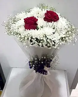 beyaz papatya kırmızı gül buket