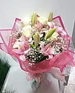 beyaz gül pembe lilyum buket