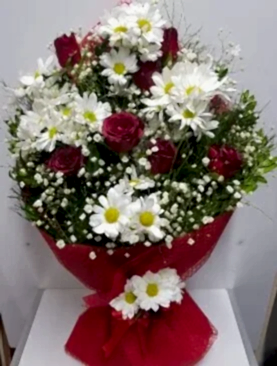 7 kırmızı gül ve beyaz papatya buket