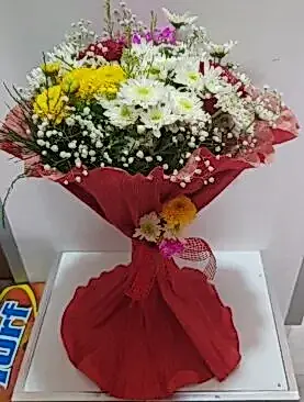 renkli papatya kırmızı gül buket