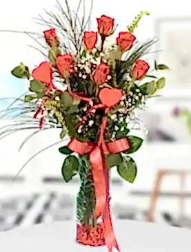 7 kırmızı gül vazo