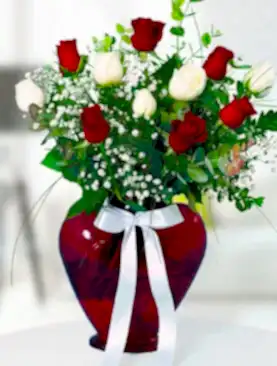 5 beyaz gül 6 kırmızı gül kalp vazo
