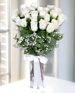 25 beyaz gül vazo