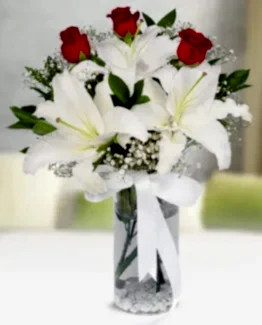 beyaz lilyum 3 kırmızı gül vazo