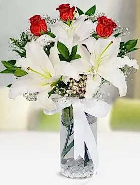 beyaz lilyum 3 kırmızı gül vazo